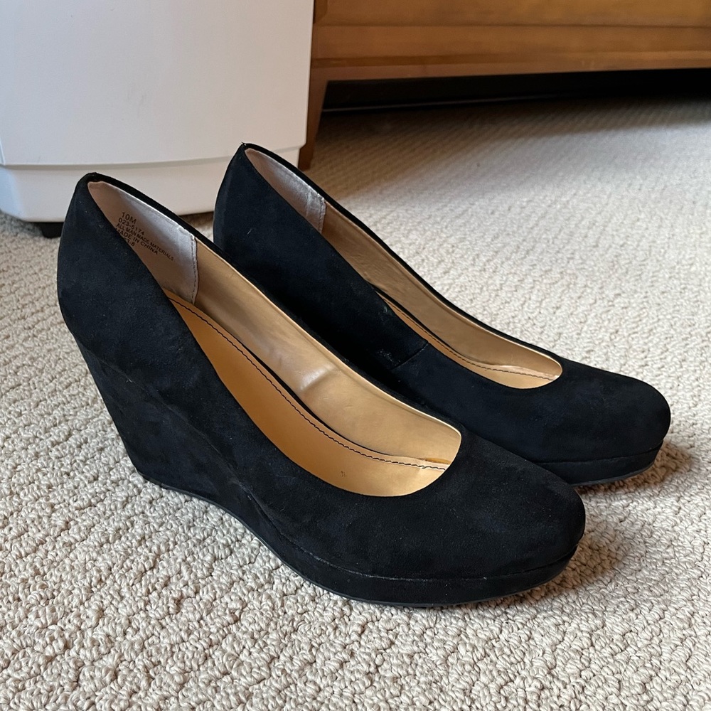 a.n.a. womens black wedge size 10